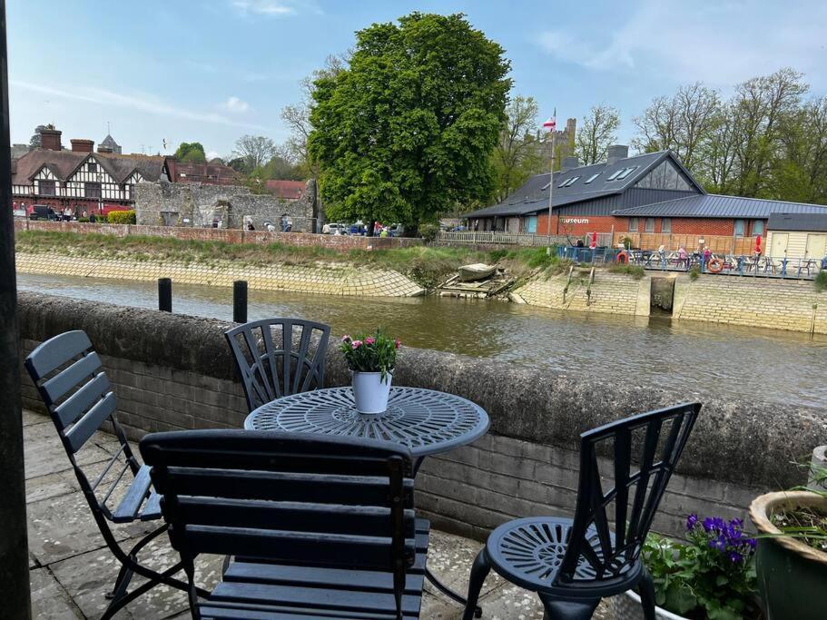 Quirky 1 Bedroom Barn On The River In Arundel Eksteriør billede