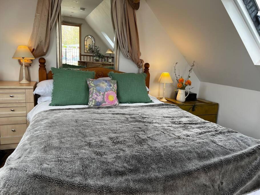 Quirky 1 Bedroom Barn On The River In Arundel Eksteriør billede