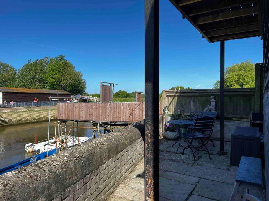 Quirky 1 Bedroom Barn On The River In Arundel Eksteriør billede