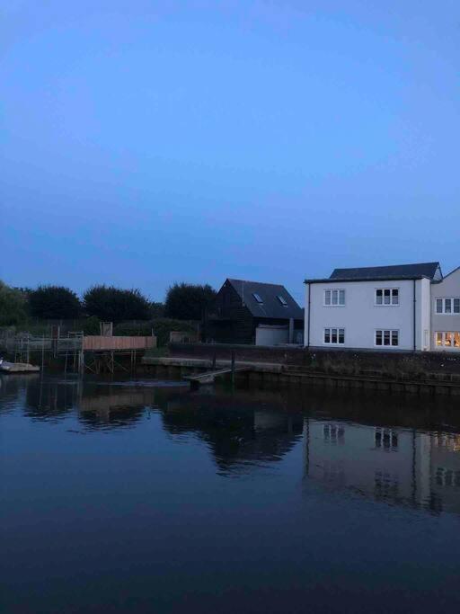 Quirky 1 Bedroom Barn On The River In Arundel Eksteriør billede