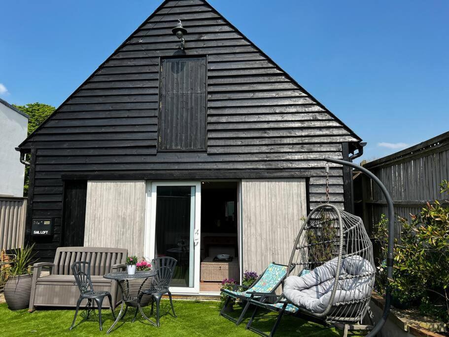 Quirky 1 Bedroom Barn On The River In Arundel Eksteriør billede