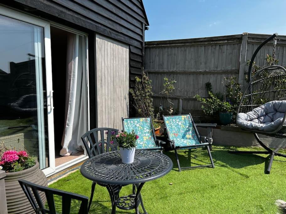 Quirky 1 Bedroom Barn On The River In Arundel Eksteriør billede